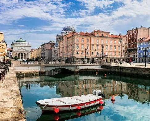 Prostozidarji in skrivna društva Trsta: ogled z ugankami