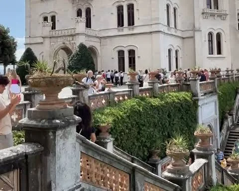 Prostozidarji in skrivna društva Trsta: ogled z ugankami