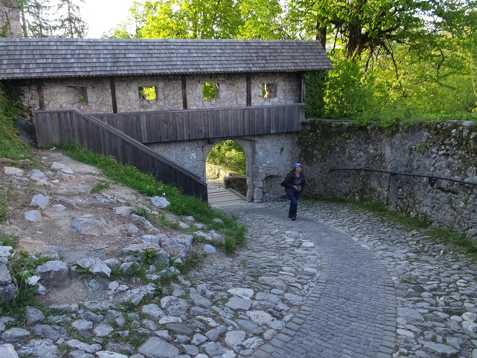Porten og vollgraven