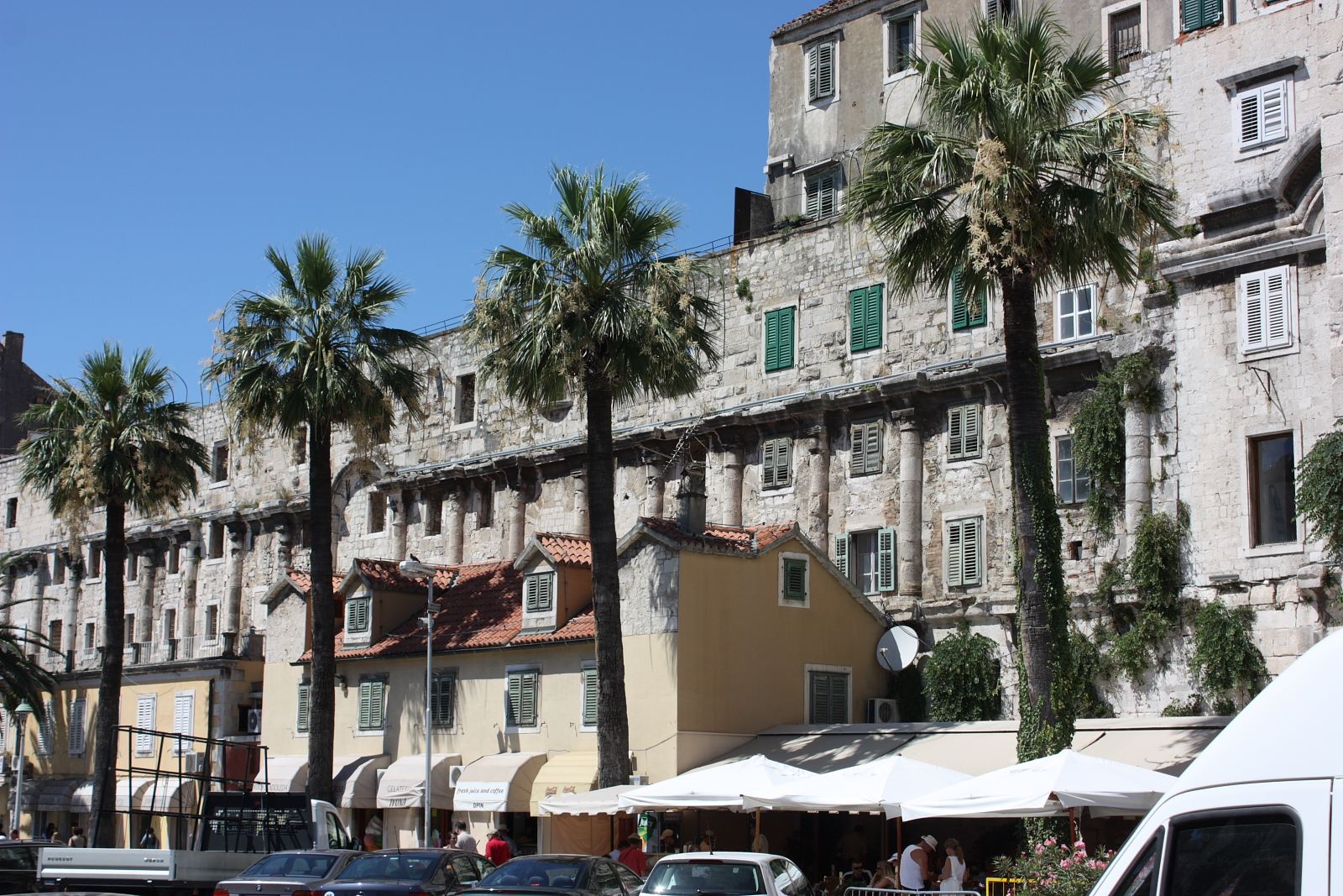 Riva in Bronasta vrata